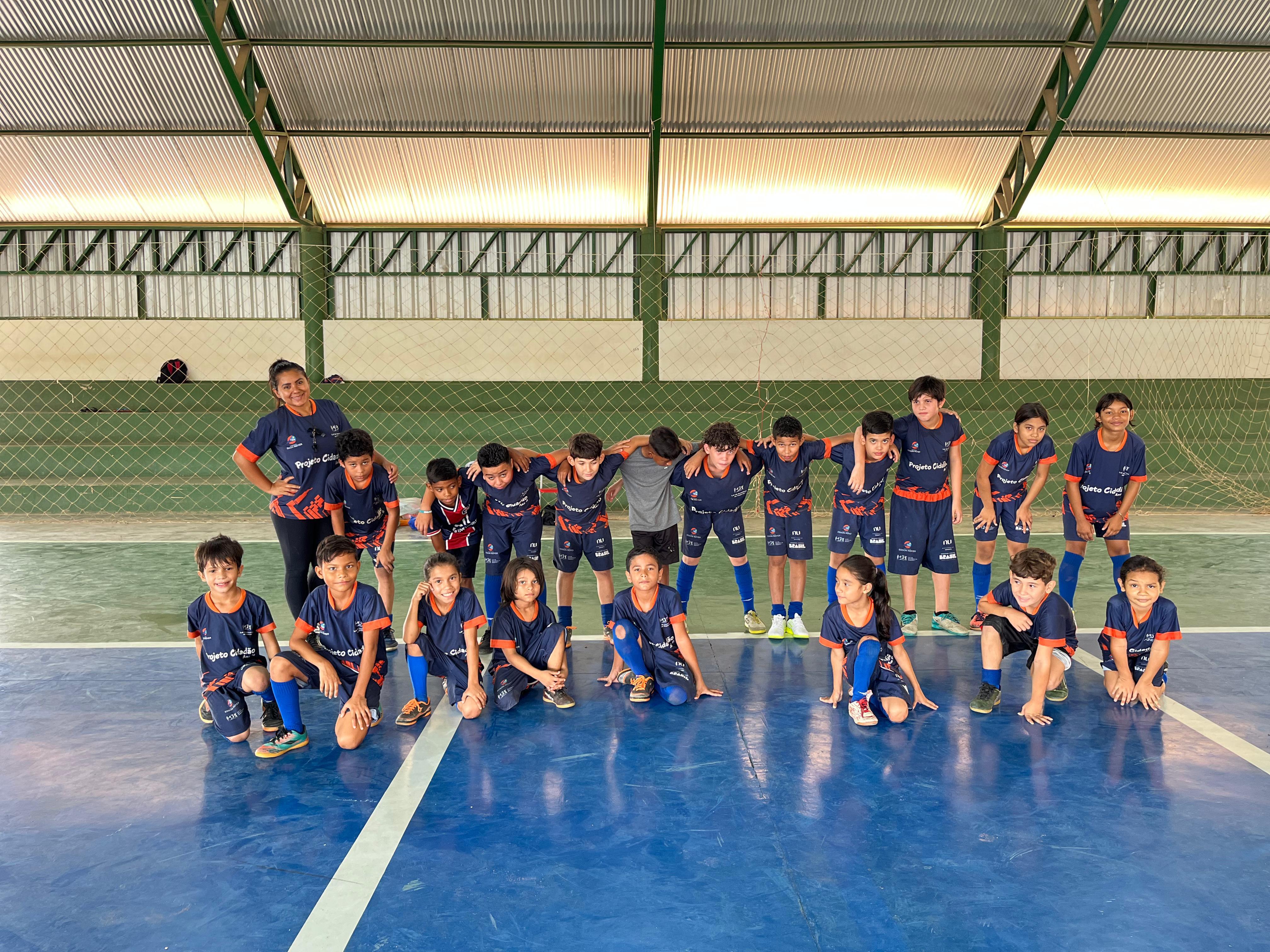 Crianças participantes de uma atividade esportiva do Instituto