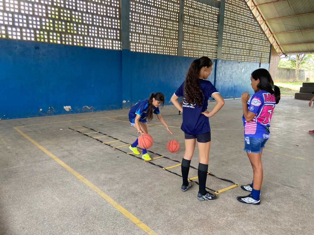 Crianças participam de uma atividade de basquete
