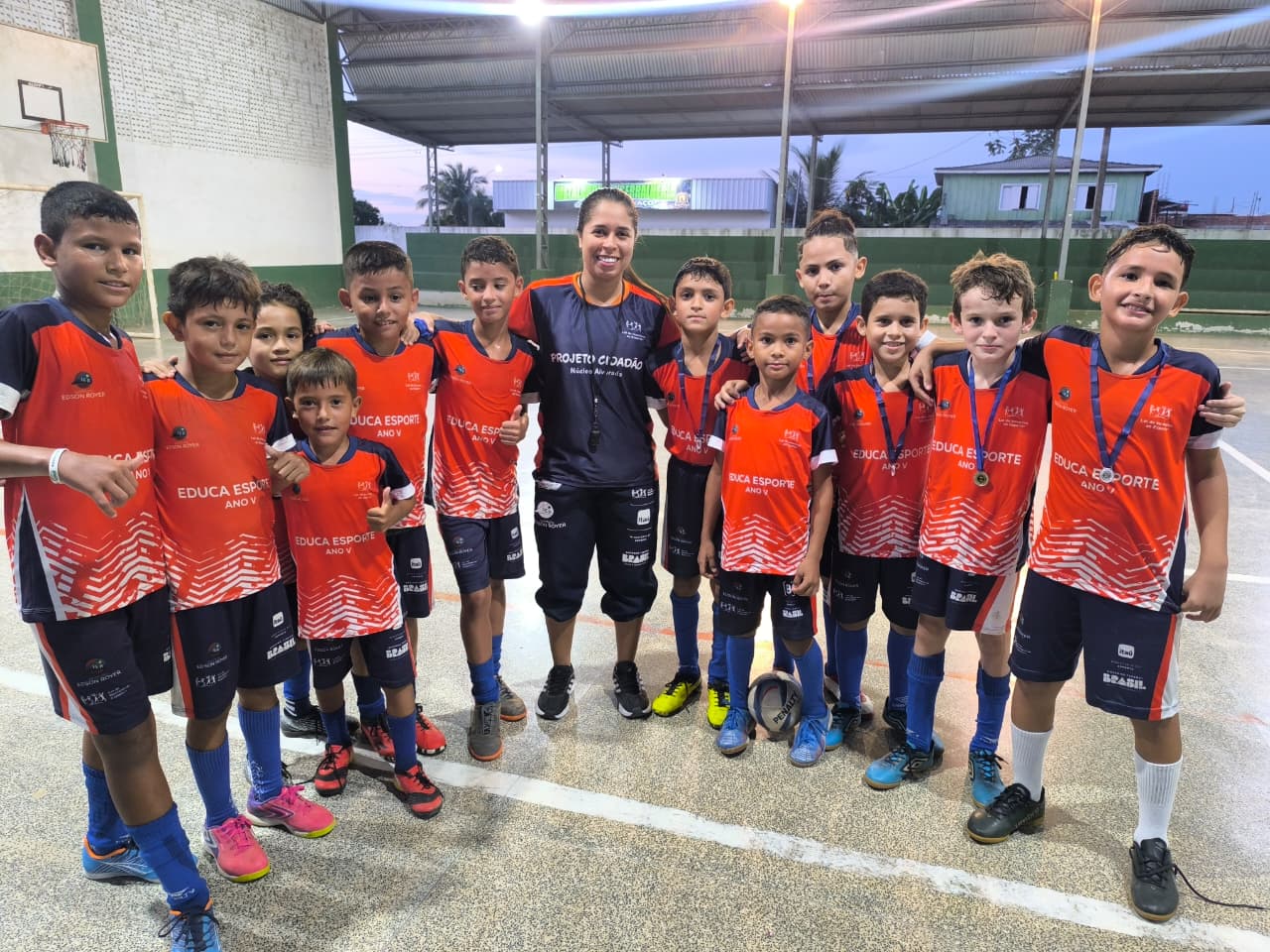 Educadora do Instituto reunida com crianças participantes do projeto esportivo