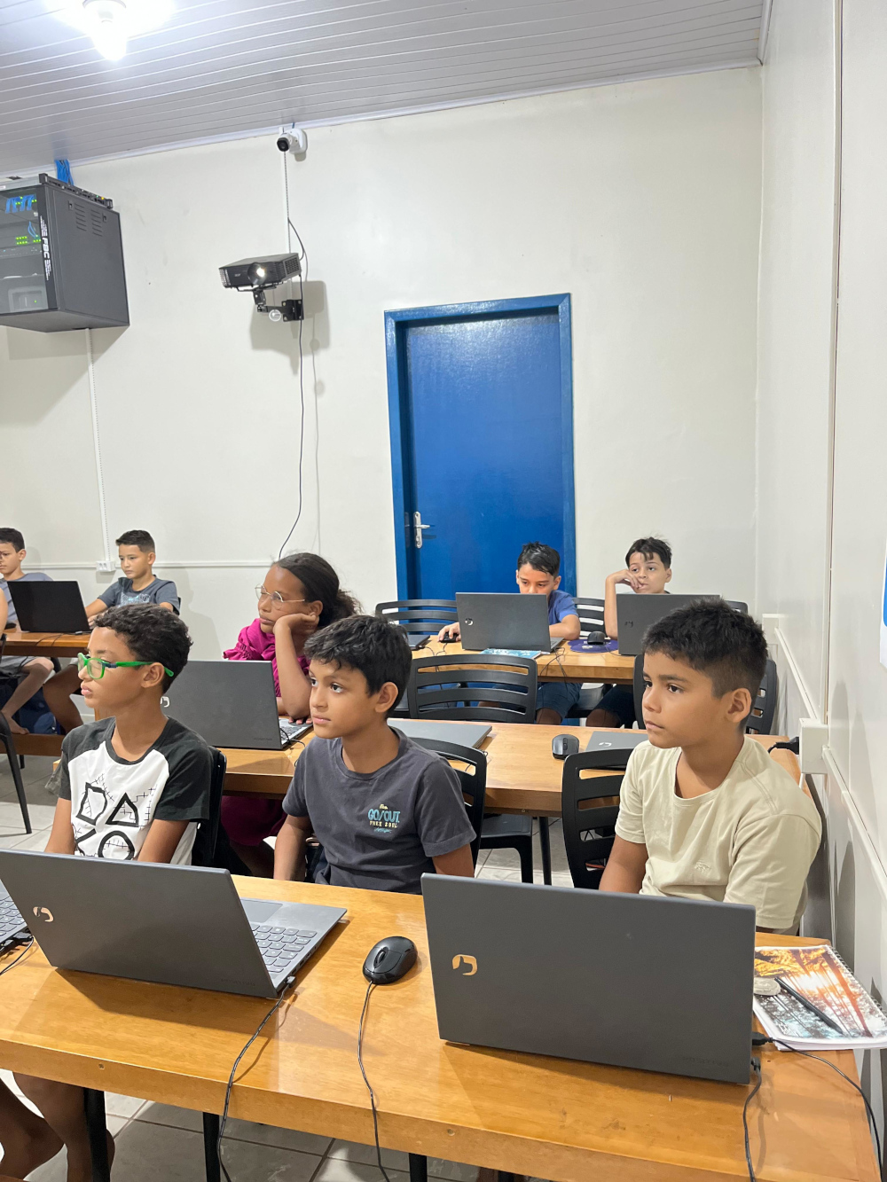 Alunos durante aula de informática no Instituto