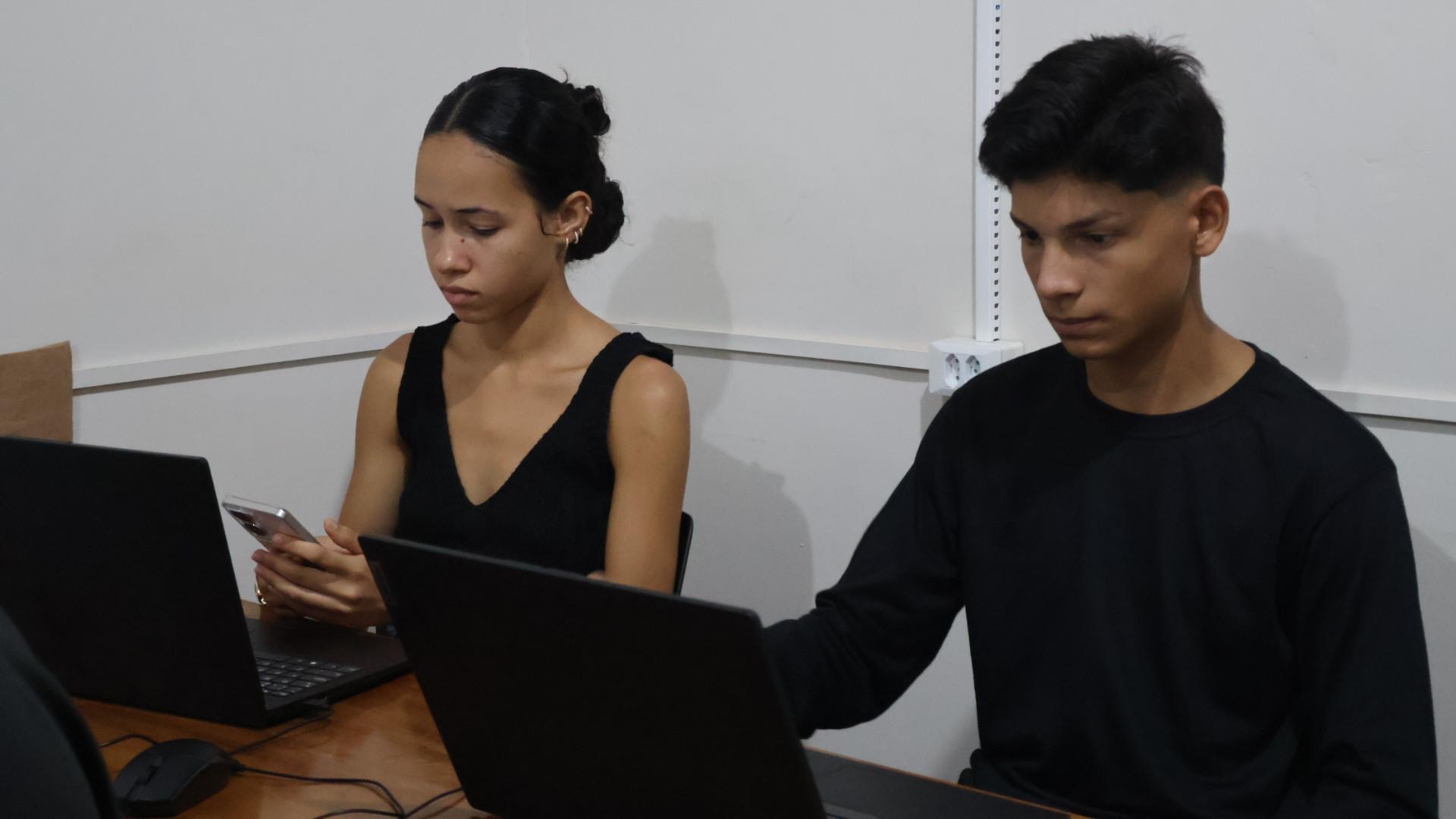 Jovens participam de uma aula de informática no Instituto