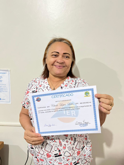 Pessoas idosas participam de uma atividade de inclusão digital