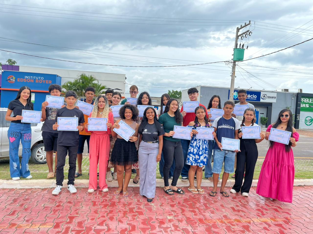 Jovens certificados em uma formação do Instituto Edson Royer