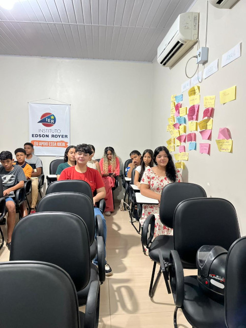 Jovens reunidos em uma atividade de formação