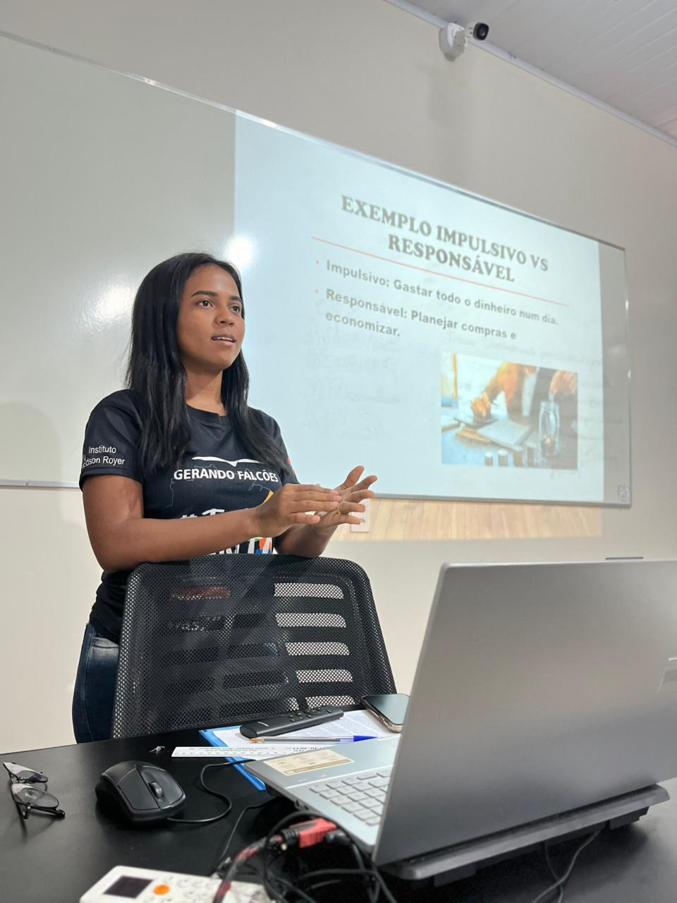 Educadora conduzindo formação do Jovem Falcão