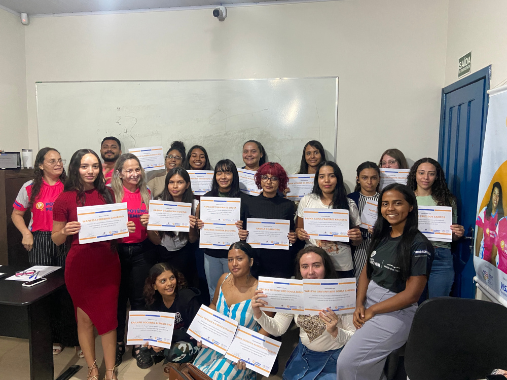 Participante recebe certificado do projeto Potência Feminina