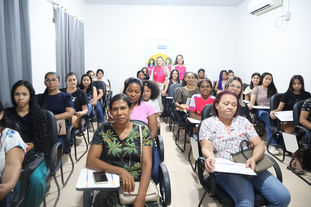 Mulheres participantes do projeto Potência Feminina em sala de aula